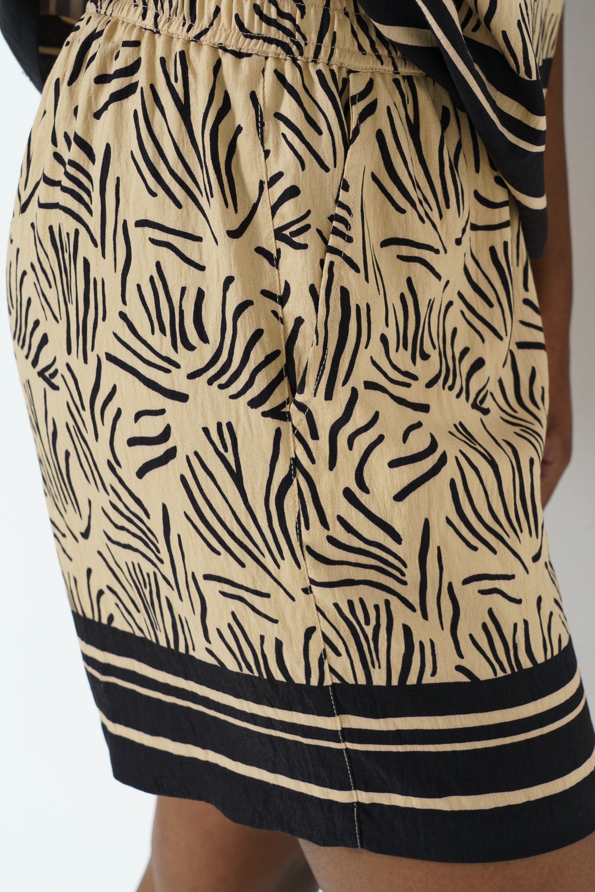 Relaxed Hi Rise Shorts _ 165791 _ Sand