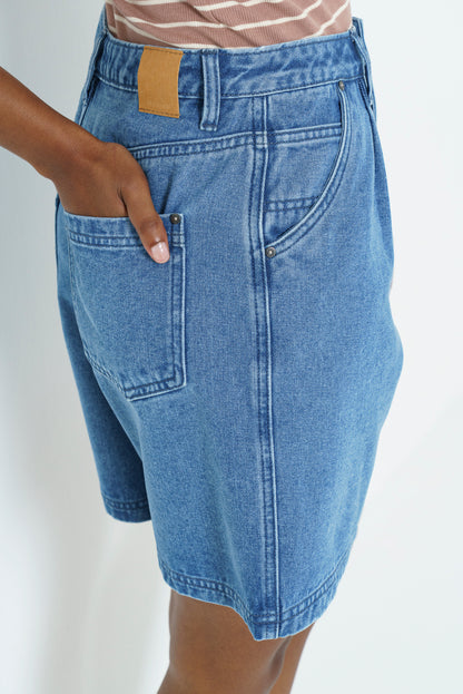 Pleat Hi Rise Bermuda _ 166092 _ Mid Wash