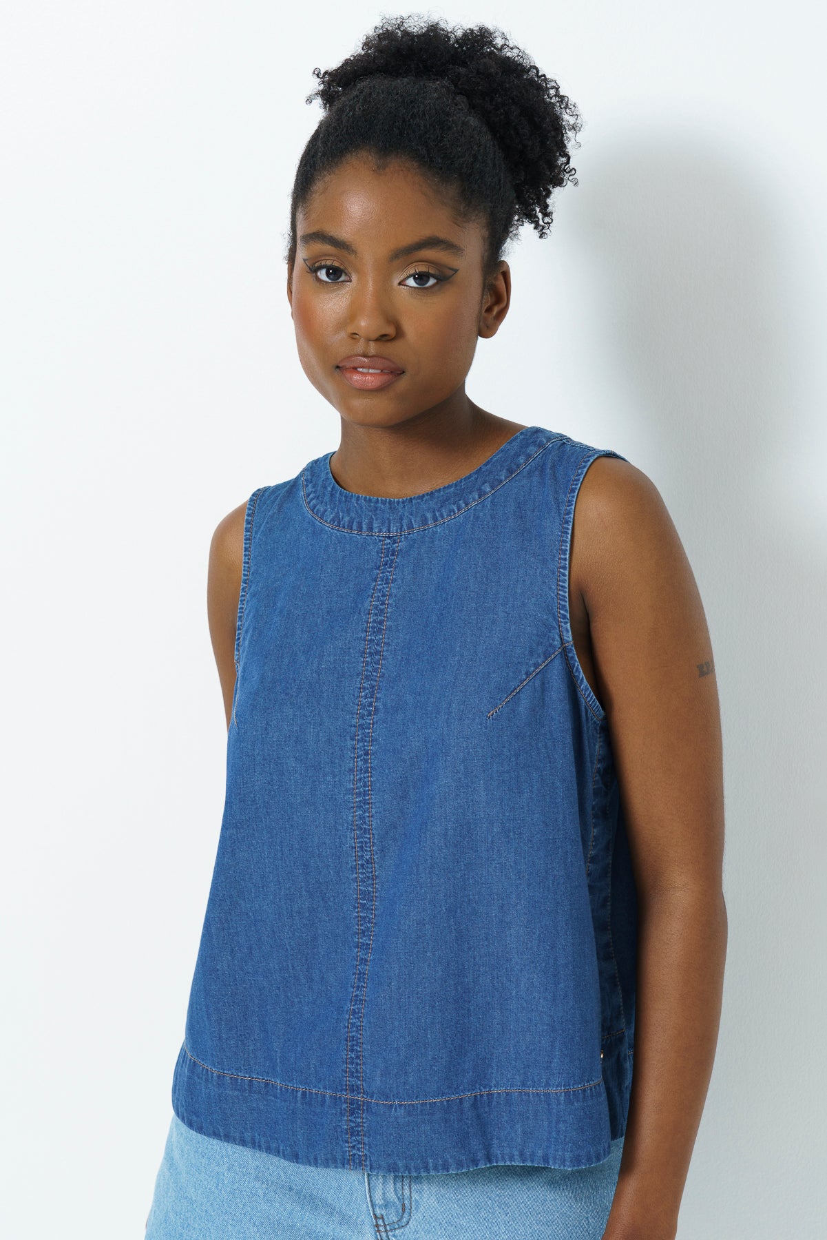 Curved Hen Tank _ 163511 _ Mid Wash