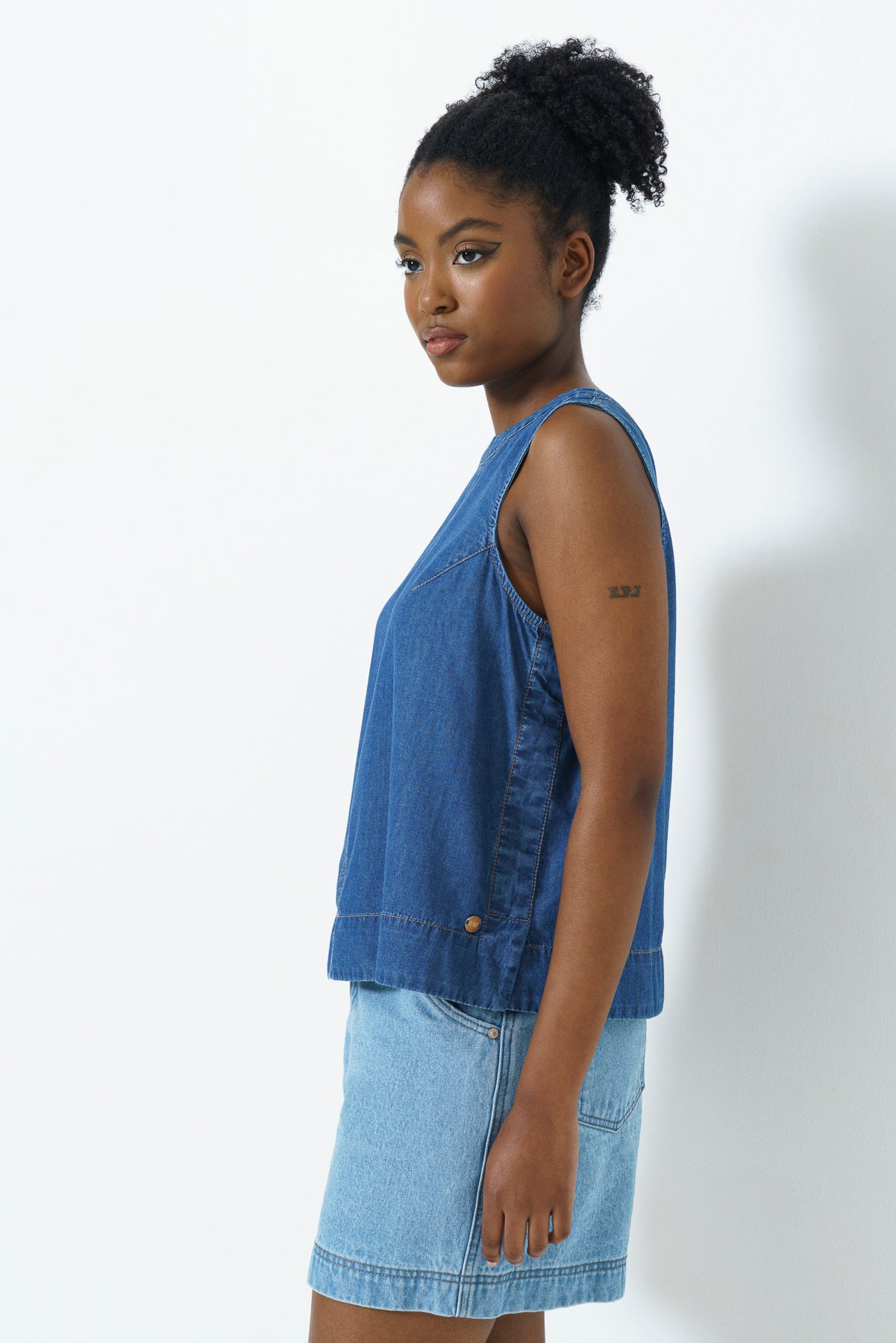 Curved Hen Tank _ 163511 _ Mid Wash