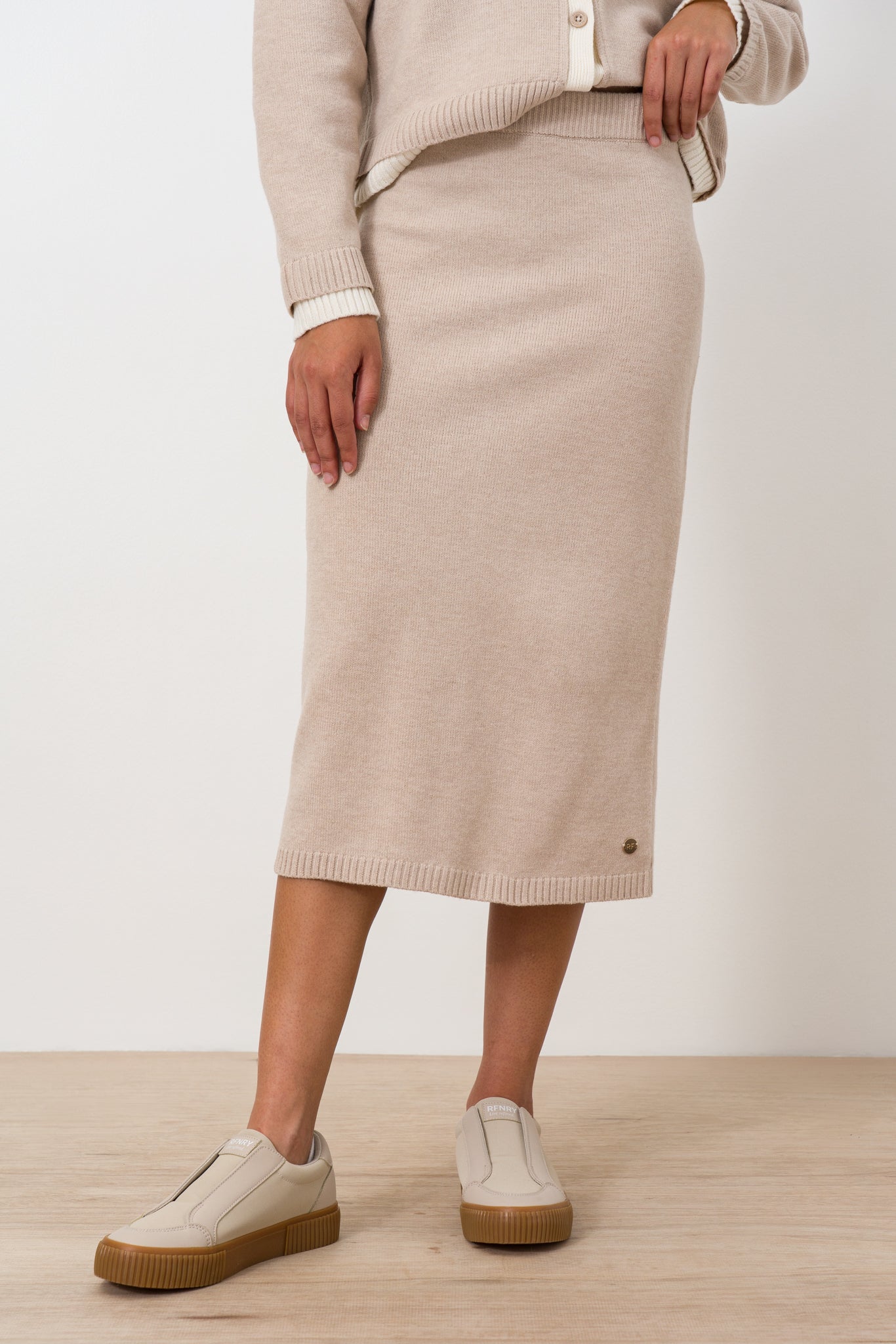 Column knit skirt